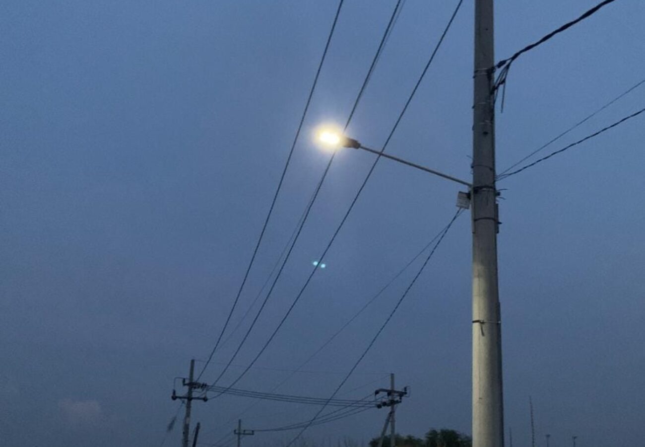 Penambahan Penerangan Jalan Umum (PJU) Berbasis Solar Panel di Desa Karangan Kidul Oleh Mahasiswa KKN UMG