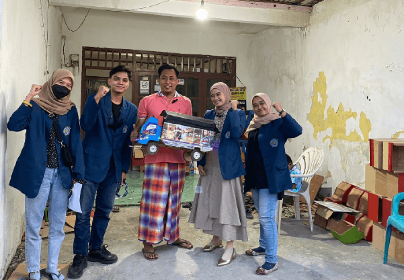 Mahasiswa KKN Tematik Kelompok 19 UMG Bantu Bangkitkan UMKM Desa Dermo Dengan Inovasi dan Teknologi