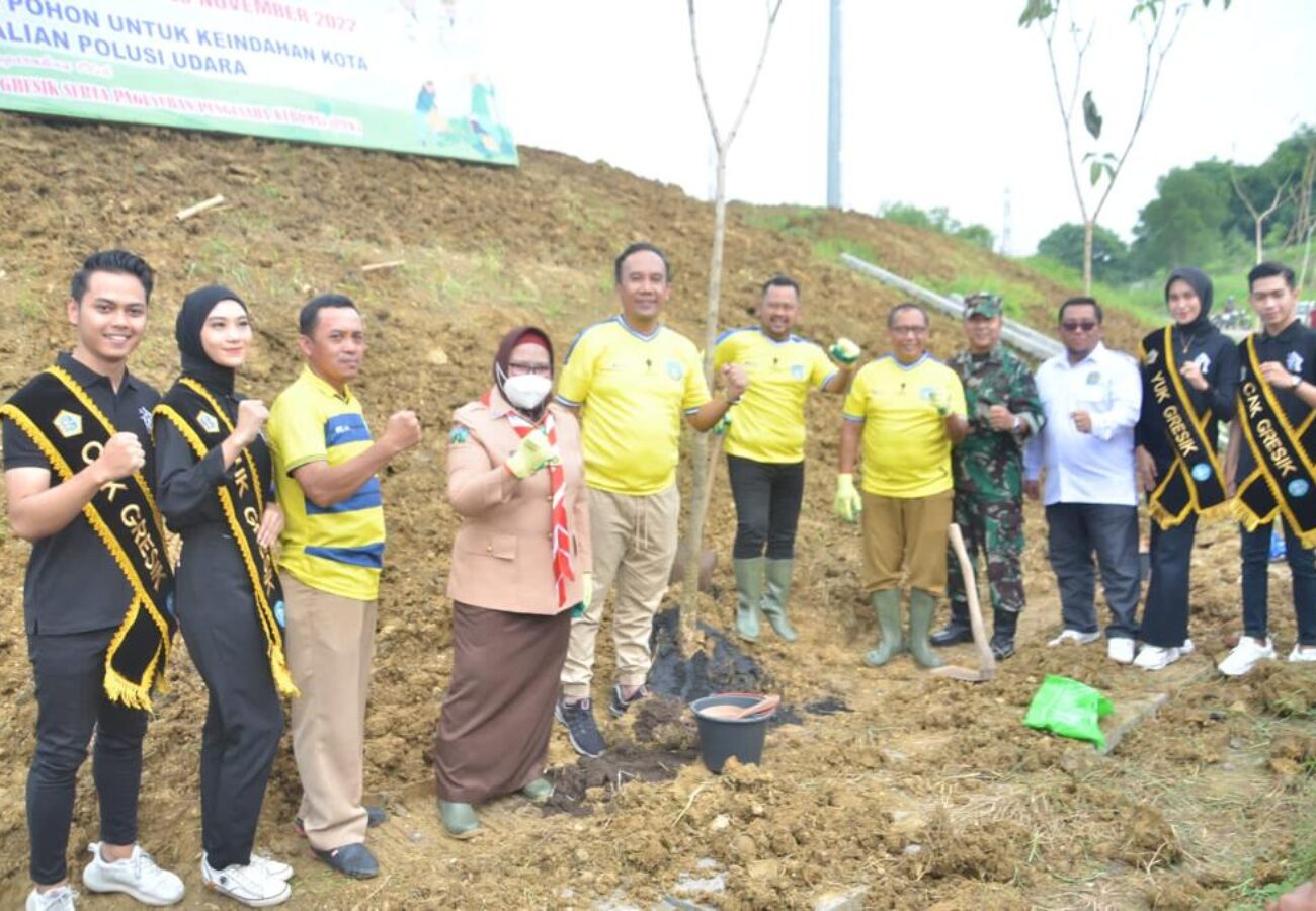 Kampanyekan Kelestarian Alam, Gus Yani – Bu Min Tanam 1.100 Pohon