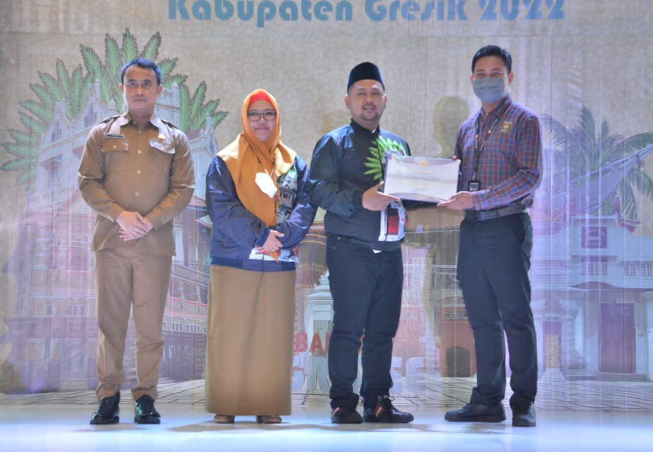 Bupati Gresik Berikan Penghargaan 124 Desa di Gresik Lunas PBB