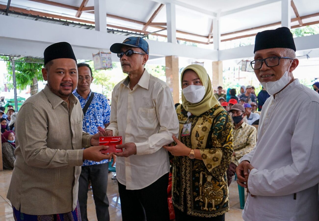 Bupati Gresik Didampingi Kadinsos Salurkan Bantuan PKH Inklusif Kepada Warga Kecamatan Bungah