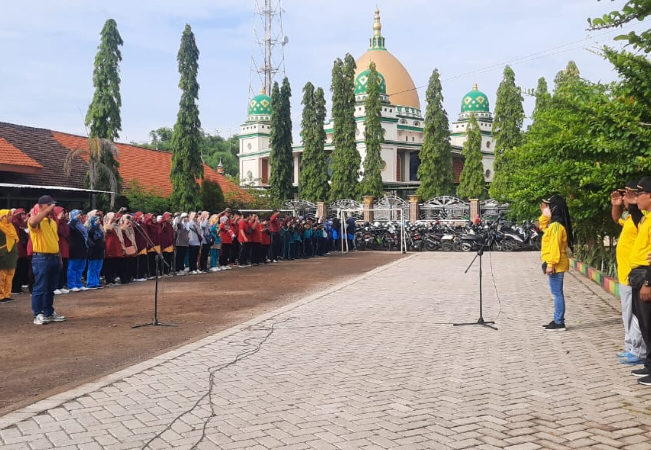 Jangan Tiru ASN yang Malas, Pesan Keras Camat Benjeng Saat Upacara Pemberangkatan Jalan Sehat