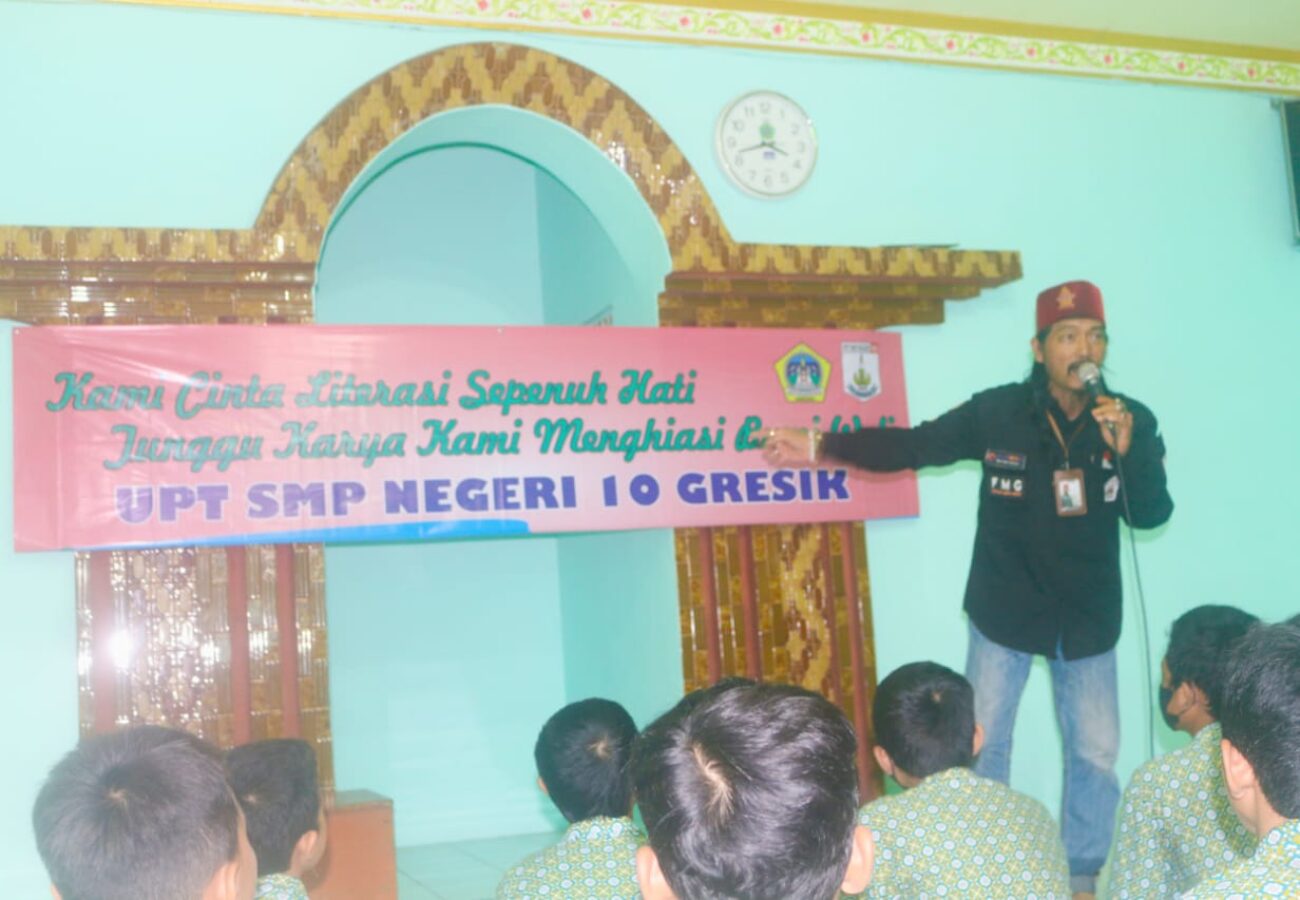 Ratusan Siswa UPT SMPN 10 Gresik Menulis Puisi Berjamaah Persembahan Istimewa di Momen Peringatan Hari Ibu se-Dunia…!!! Kreatif dan Inovatif