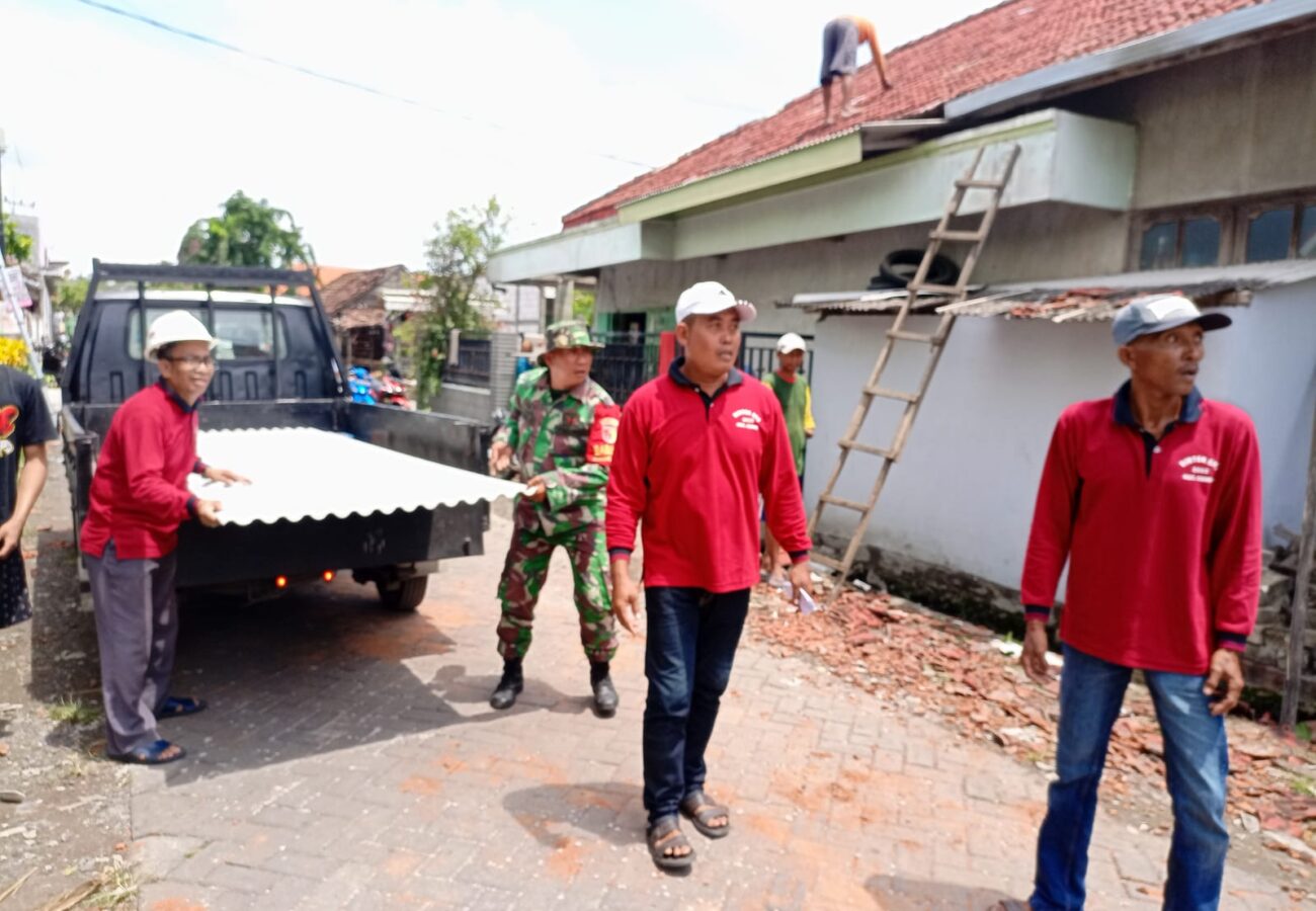Paguyuban Pengusaha Gresik Barat Peduli Korban Bencana Angin Puting Beliung