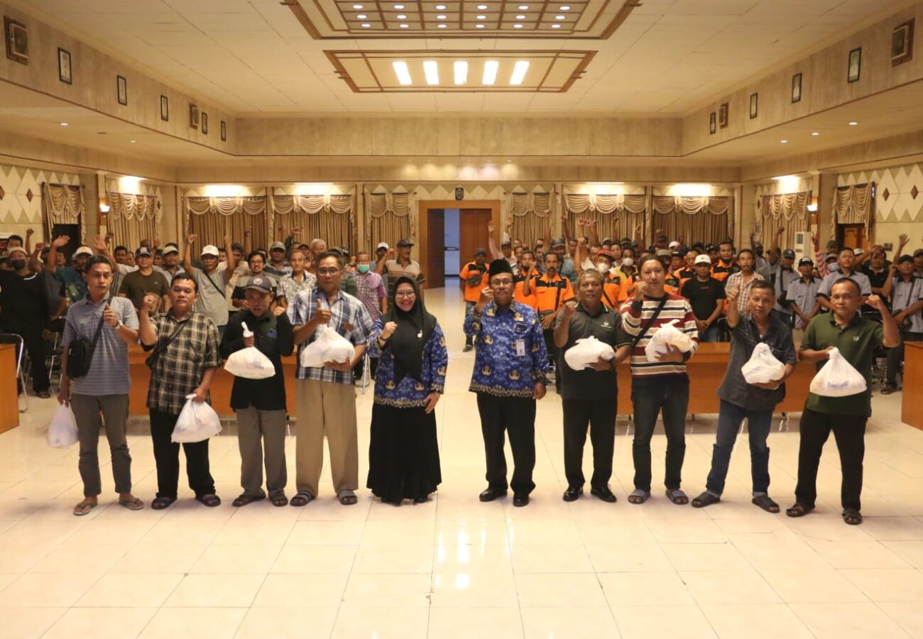 Jelang Lebaran, Wabup Bagikan Bantuan Sembako Bagi Ratusan Sopir Angkot dan Angdes Se-Kabupaten Gresik