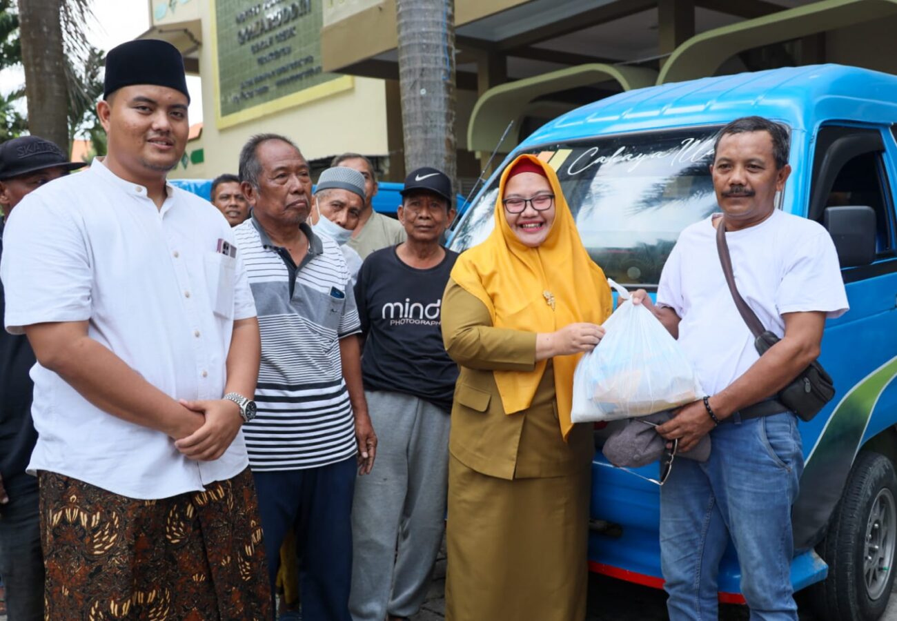 Memasuki Akhir Ramadhan, Bu Min Kembali Berikan Sembako Pada Sopir Angkut Gresik Utara
