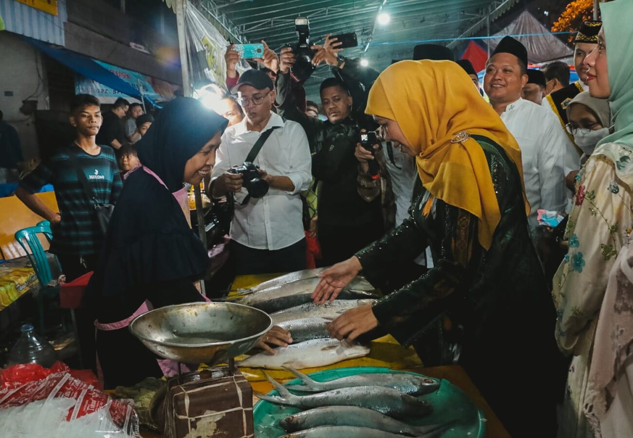Lestarikan Kearifan Lokal, Ribuan Warga Gresik Serbu Kontes dan Lelang Bandeng Kawak 2023