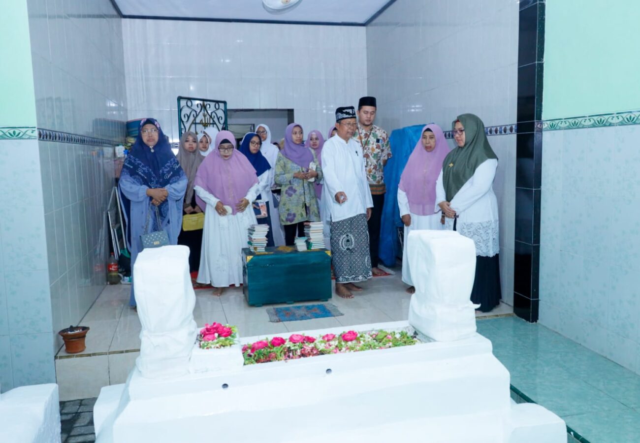 Bu Min Berpesan Untuk Selalu Meneladani Sifat Para Ulama Terdahulu Saat Hadir Haul Kiai Ageng Arem Arem ke 542
