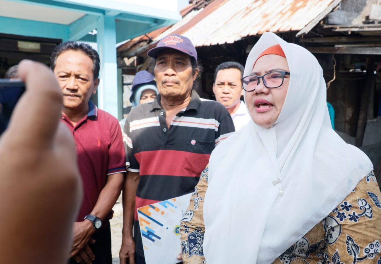Sambangi Korban Kebakaran di Gulomantung, Wabup Gresik Sigap Berikan Bantuan Bersama Dinsos dan Dinas CKPKP