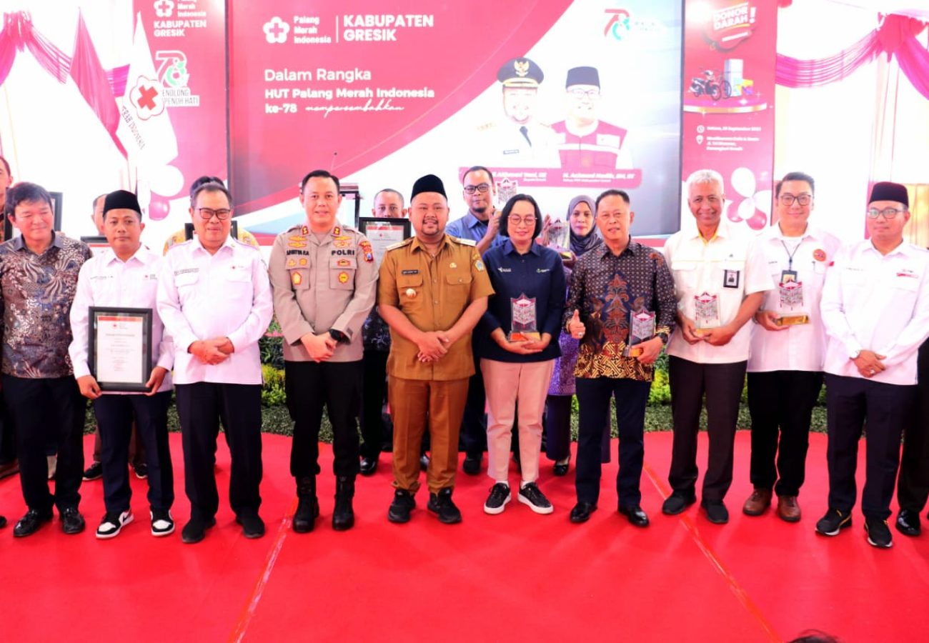 Bupati Gresik Berikan Penghargaan Kepada 15 Pendonor Darah Sukarela 50 Kali dan Serahkan Kendaraan Operasional di HUT PMI Ke 78