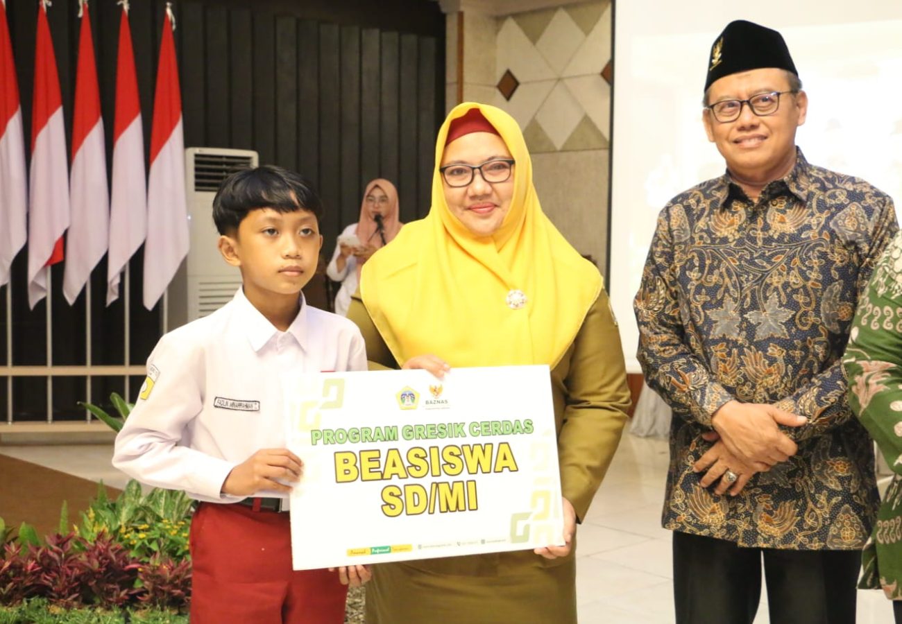 Realisasi Nawakarsa Gresik Cerdas, Bu Min Berikan Beasiswa Pelajar Senilai Ratusan Juta Dari Baznas