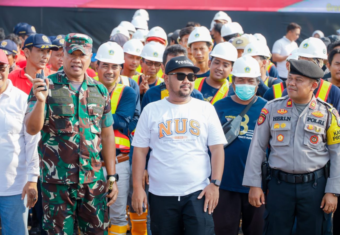 Kolaborasi Antar Instansi, Bupati Yani dan Dandim 0817 Bersama Puluhan Relawan Bersihkan Pasar Baru Gresik