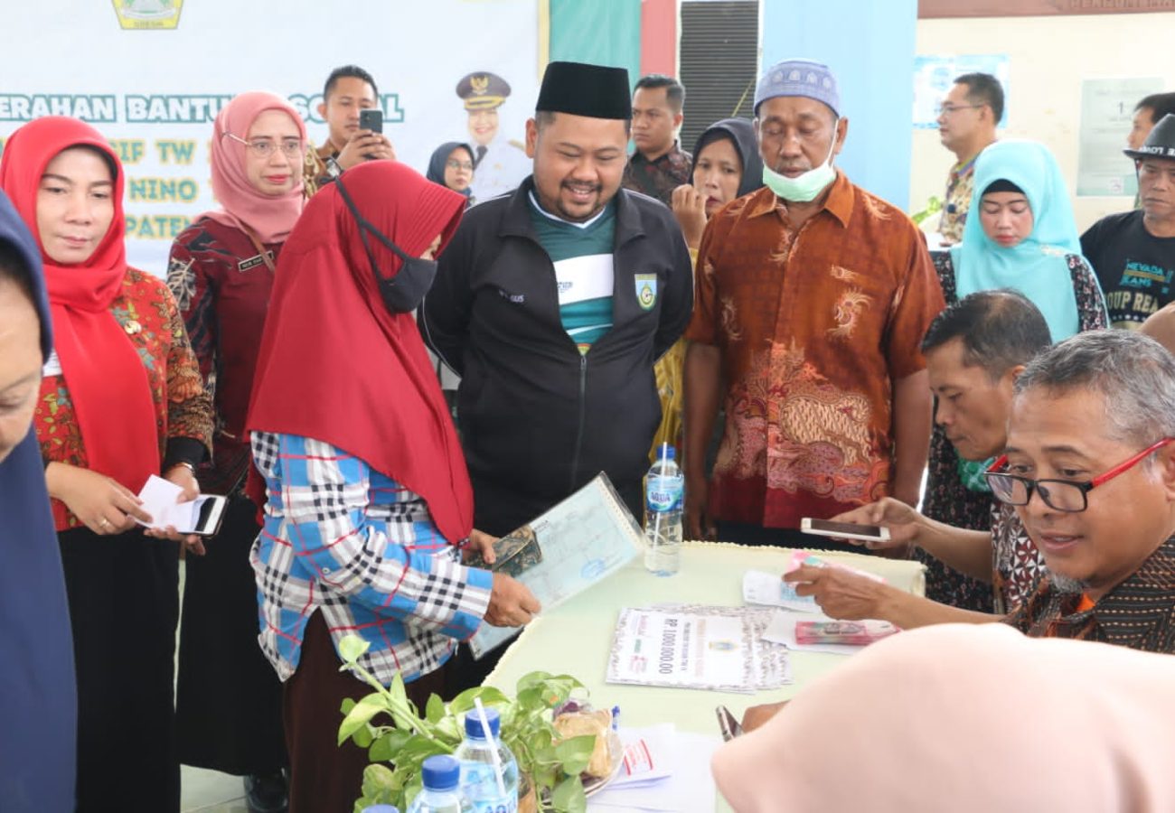Terus Upayakan Pemberantasan Kemiskinan, Pemkab Gresik Rampung Salurkan Bansos PKH Inklusif dan Bantuan El Nino 2023