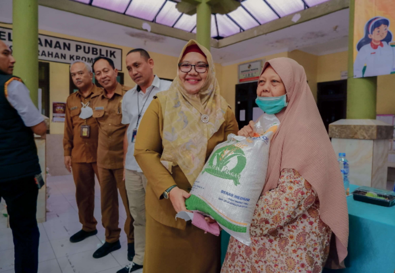 Wabup Gresik Bu Min Salurkan Ratusan Bantuan Pangan di Kelurahan Kroman