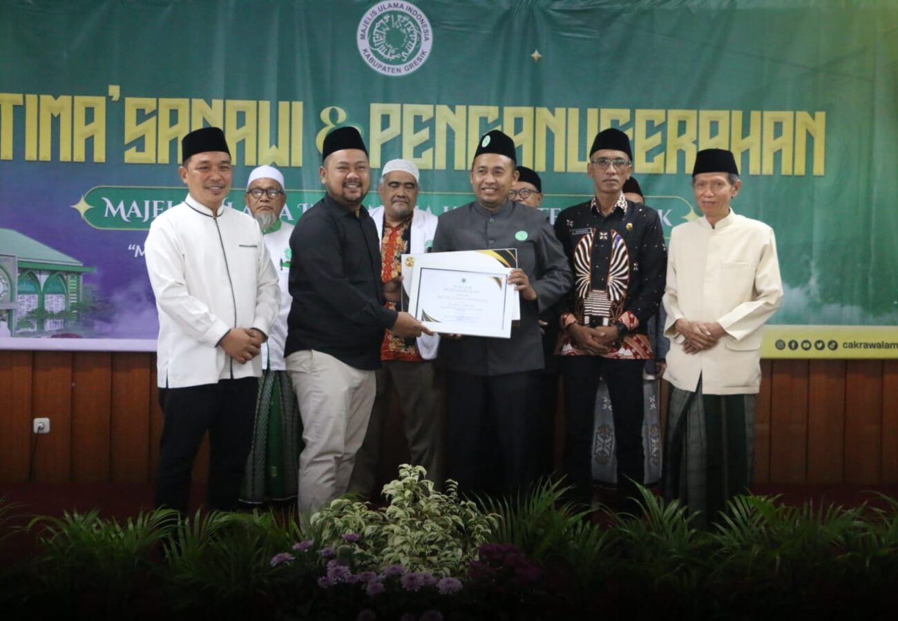 Diserahkan Bupati Fandi Akhmad Yani, MUI Kecamatan Kedamean Sabet Gelar MUI Kecamatan Terbaik Se-Kabupaten Gresik 2023