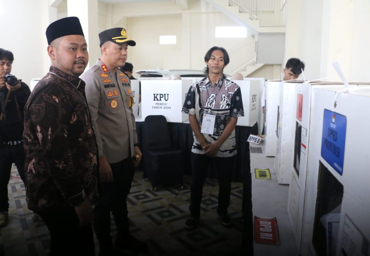 Pastikan Kelancaran Pemilu Bupati Fandi Akhmad Yani Bersama Forkopimda Gresik Sidak Sejumlah TPS