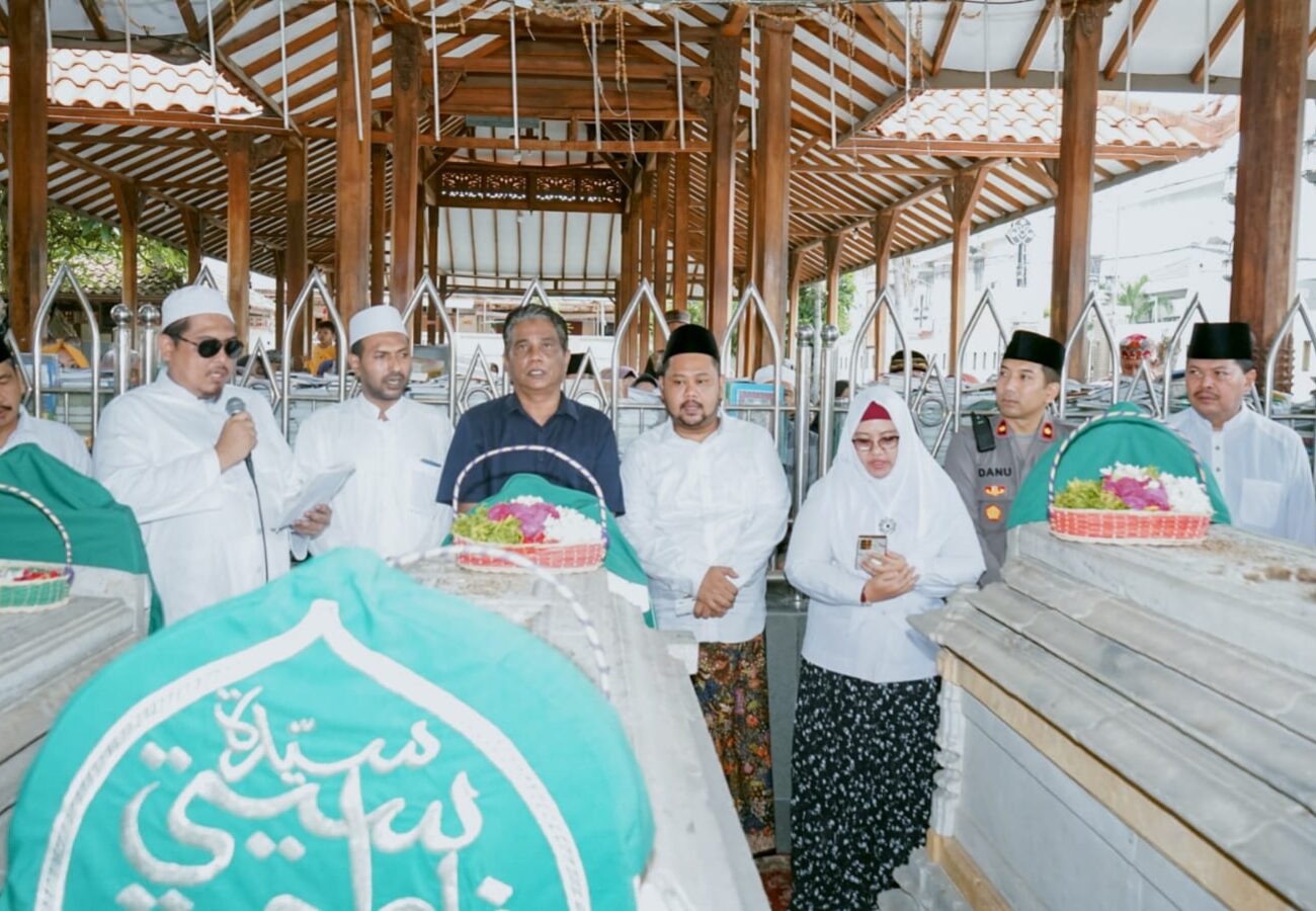 Bupati Gresik Pimpin Ziarah Makam Waliyullah dan Makam KRT Poesponegoro, Bupati Pertama Gresik