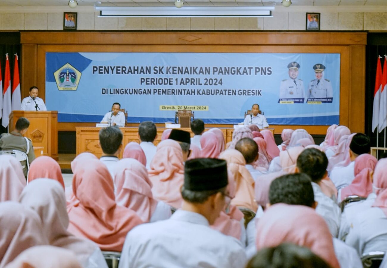 Pemkab Gresik Serahkan Ratusan SK Kenaikan Pangkat ASN Periode April 2024