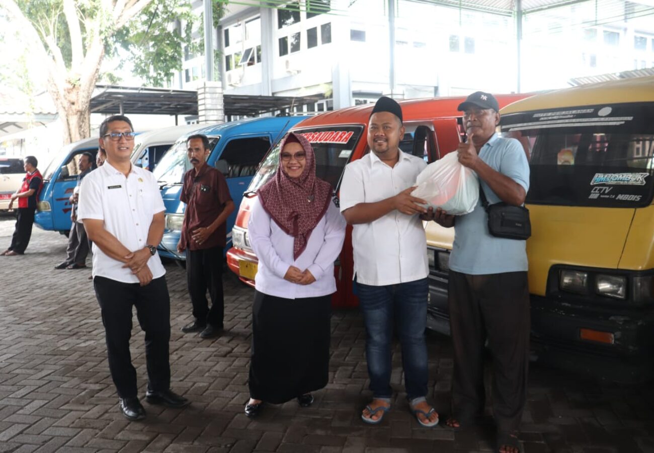 Kompak, Bupati dan Wakil Bupati Gresik Bagikan Ratusan Paket Sembako Untuk Sopir Angkutan Umum