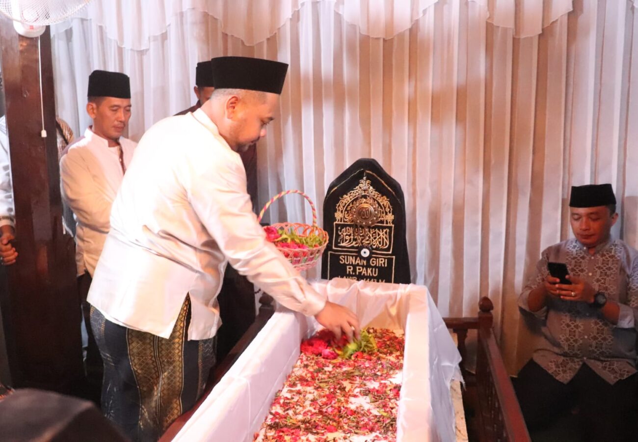 Tradisi Malem Selawe, Bupati Gresik Sebut Selain Sisi Spiritual dan Sarana Dakwah Juga Membangkitkan UMKM