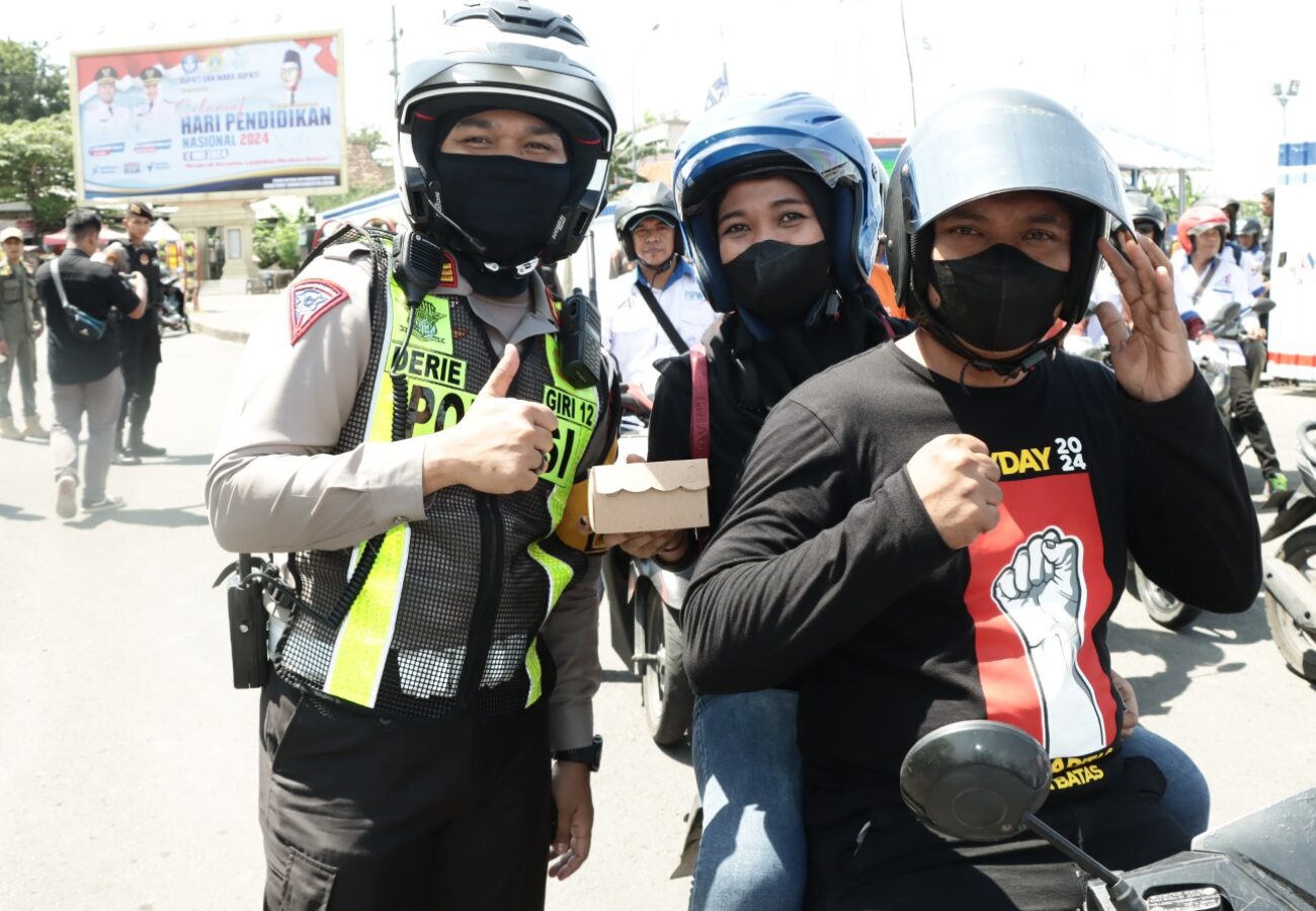 Peringati Hari Buruh Sedunia, Ratusan Buruh di Gresik Aksi Turun Jalan Tuntut Hapus Omnibus Law