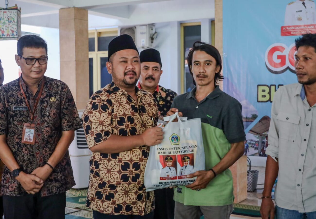 Peduli Nelayan Saat Musim Barat, Bupati Gresik Kembali Gelontorkan Ratusan Paket Sembako