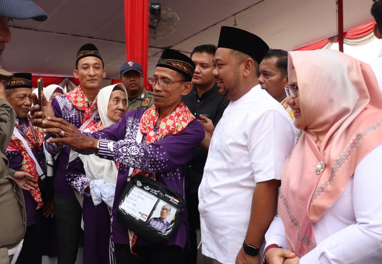 Penuh Haru, Bupati Fandi Akhmad Yani Lepas Rombongan Jamaah Haji