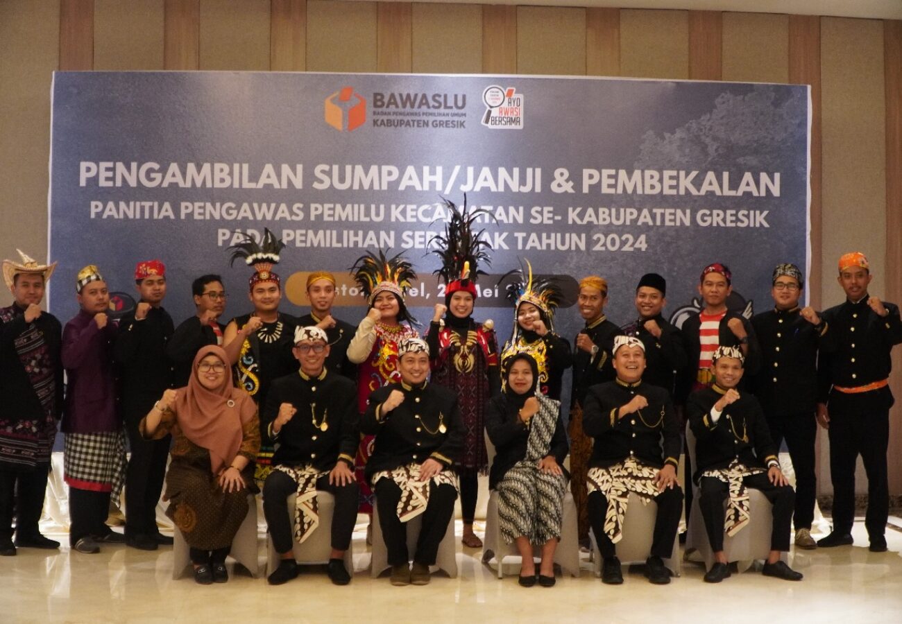 Bawaslu Gresik Lantik 54 Panwascam, Baju Adat Jadi Simbol Politik Berbudaya