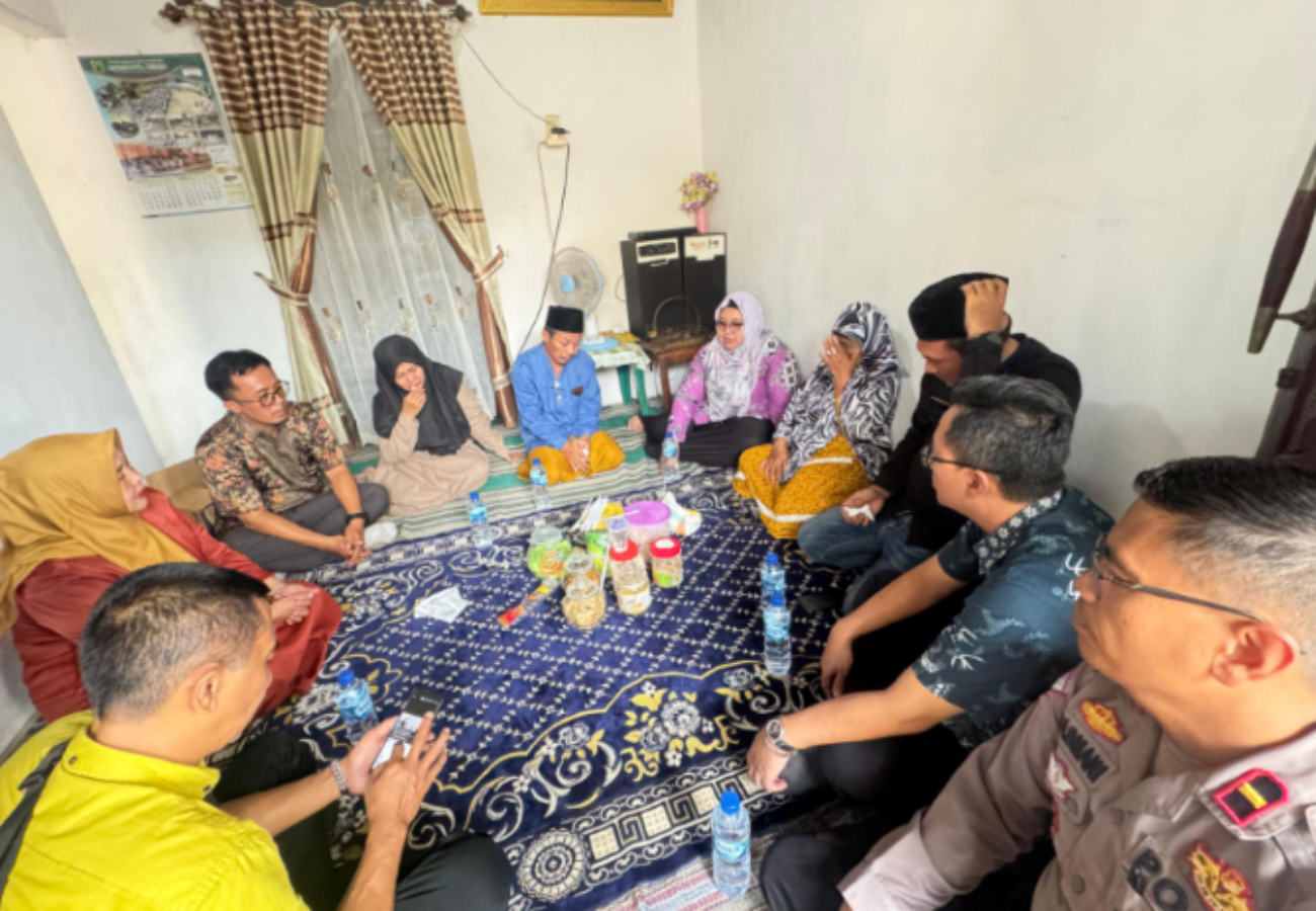Bentuk Dukungan Moral, Wabup  Aminatun Habibah Takziah Ke Rumah Korban Kecelakaan Laut Bawean