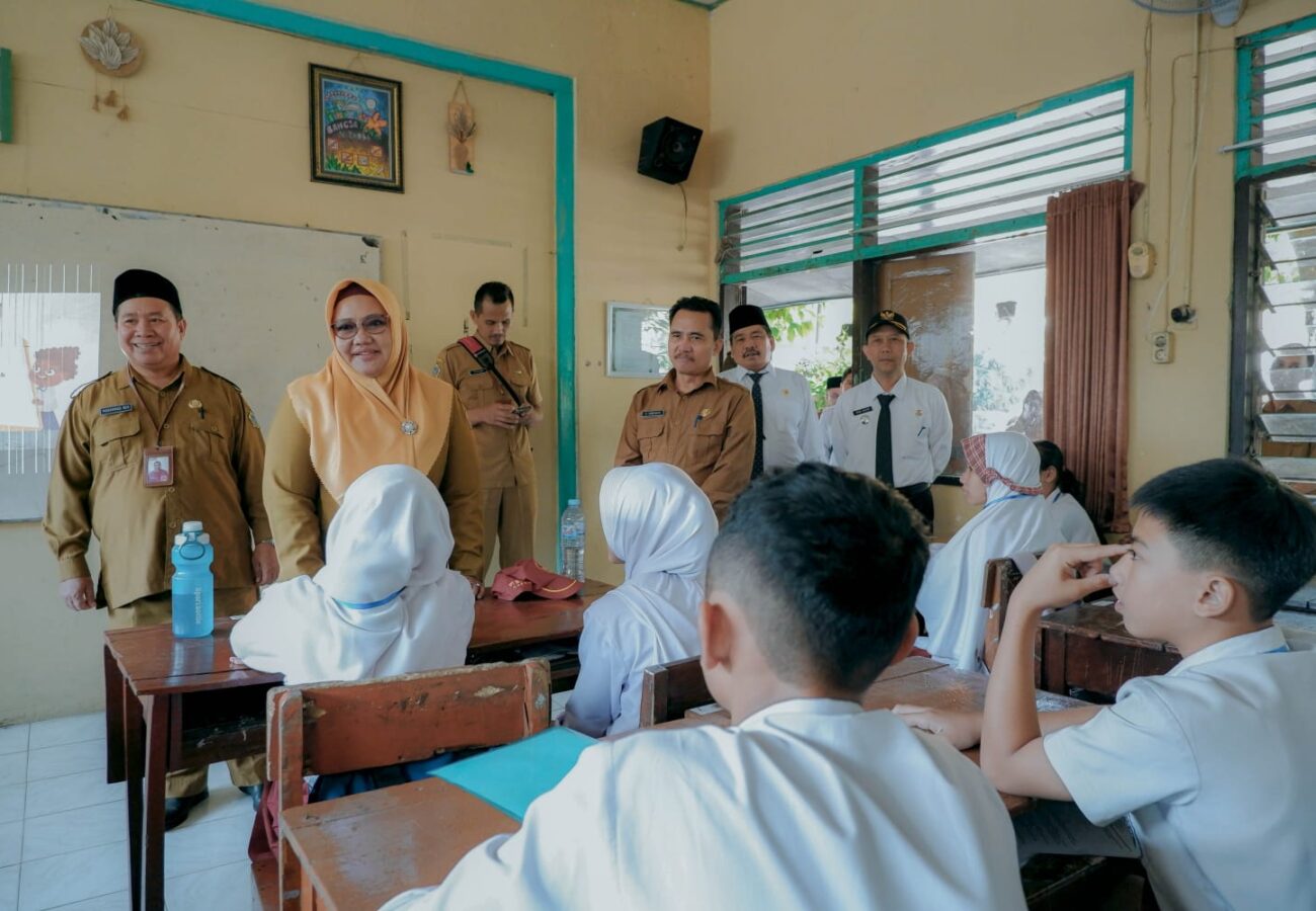 Pastikan MPLS Aman, Wabup Gresik Bu Min Sidak Sejumlah Sekolah