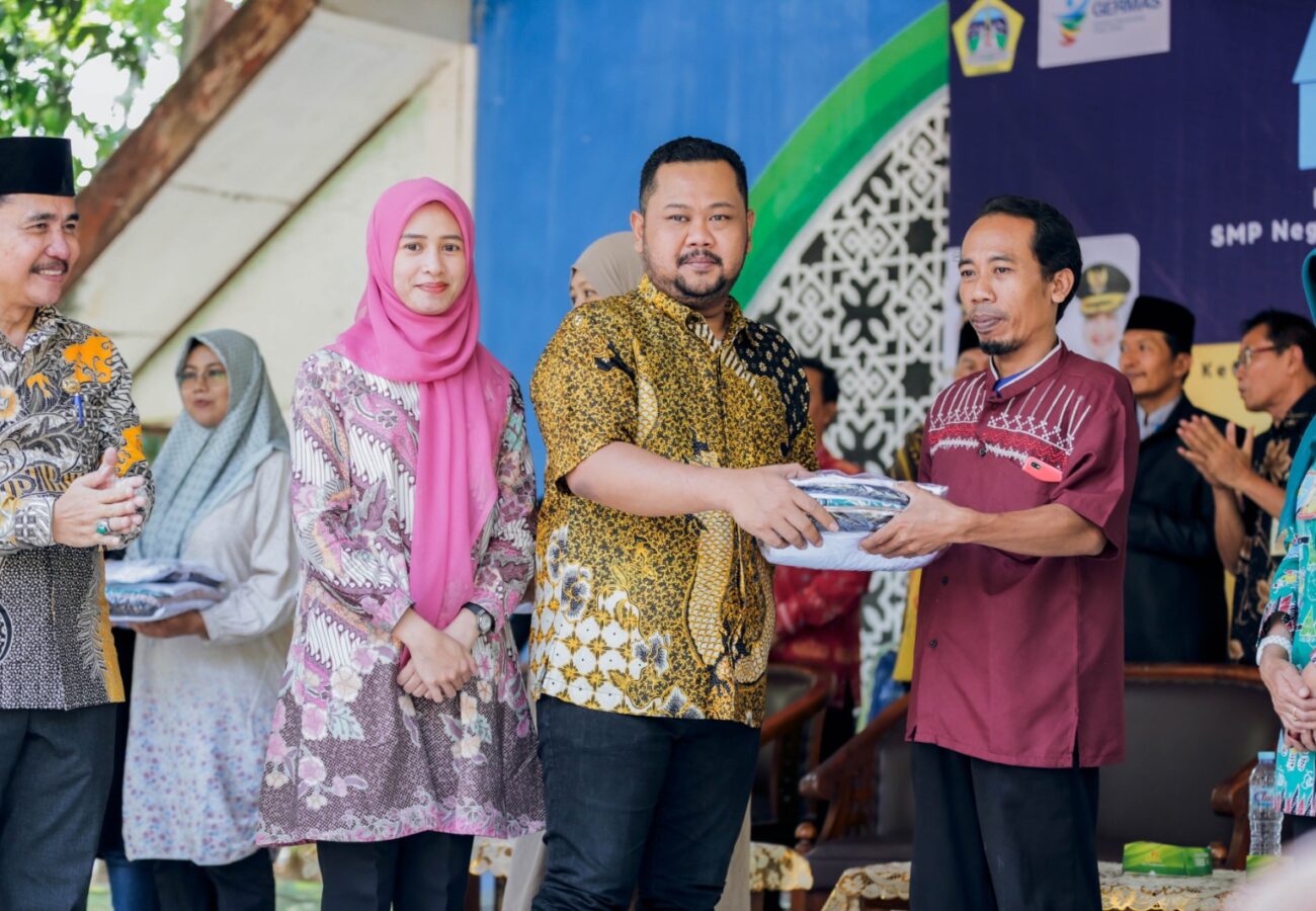 Bupati Gresik Kampanyekan Gerakan Aksi Bergizi dan Bagikan Seragam Gratis