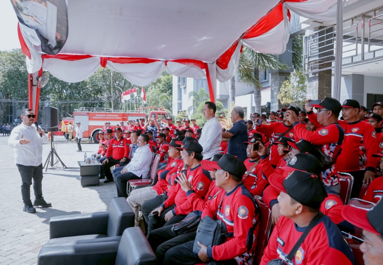Aksi Sigap : Bupati Fandi Akhmad Yani Kukuhkan dan Bina Relawan Pemadam Kebakaran Kabupaten Gresik