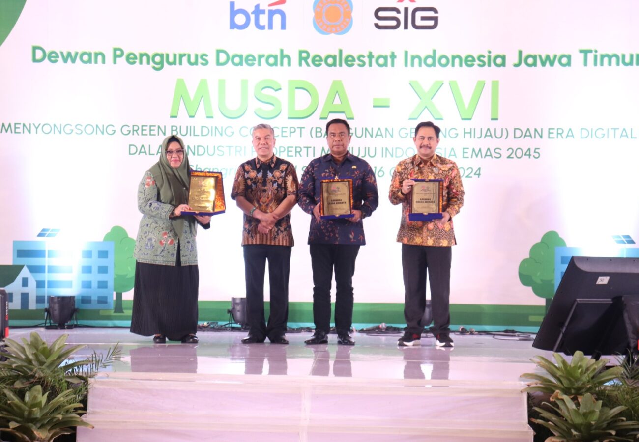 Berprestasi dan Peduli Terhadap Pembangunan Perumahan, Pemkab Gresik Raih Penghargaan Karmika Graha Abinaya