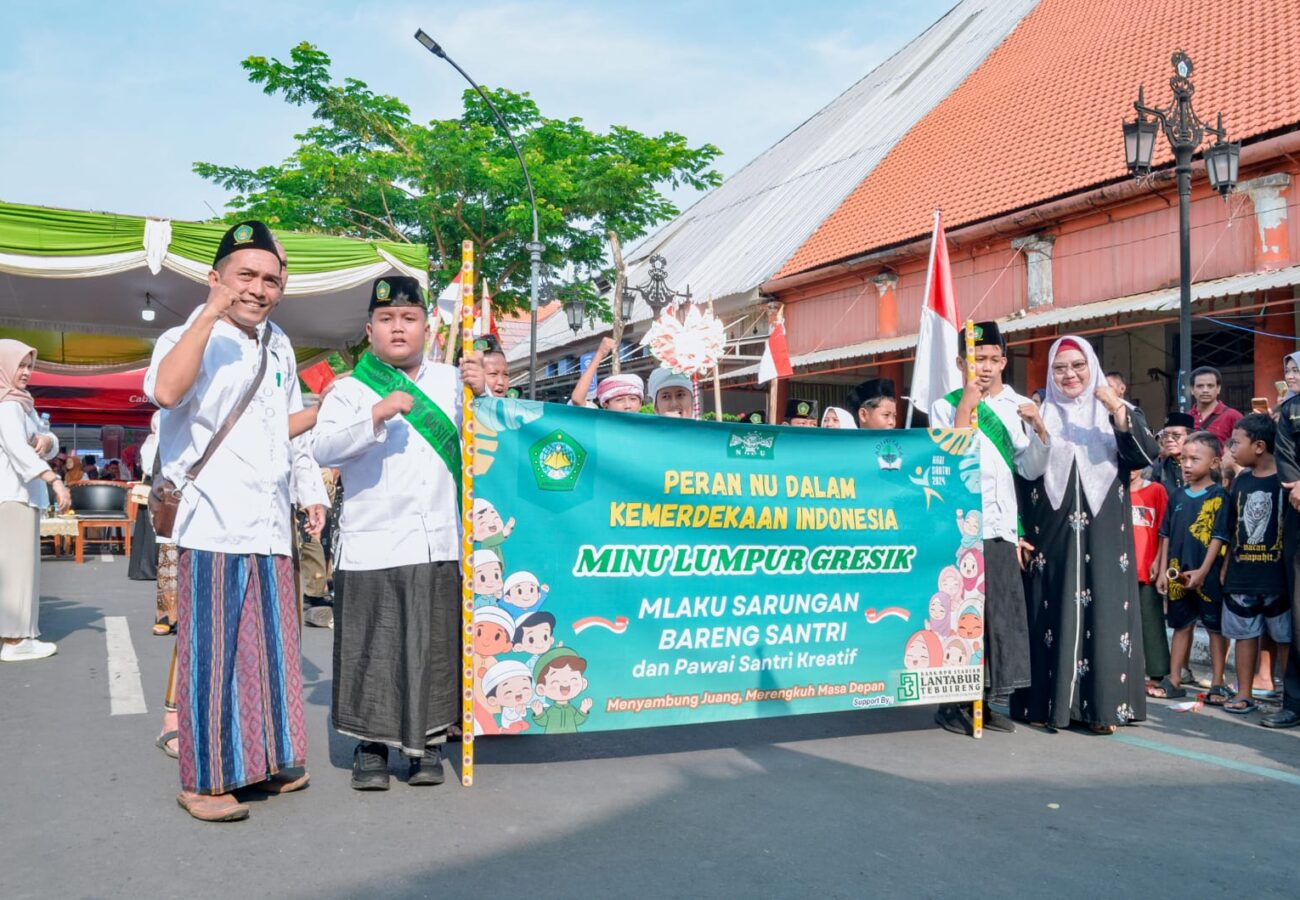 Pertahankan Identitas Kota Santri, Ribuan Masyarakat Gresik Kompak Bersarung dan Mlaku Bareng di Gebyar HSN
