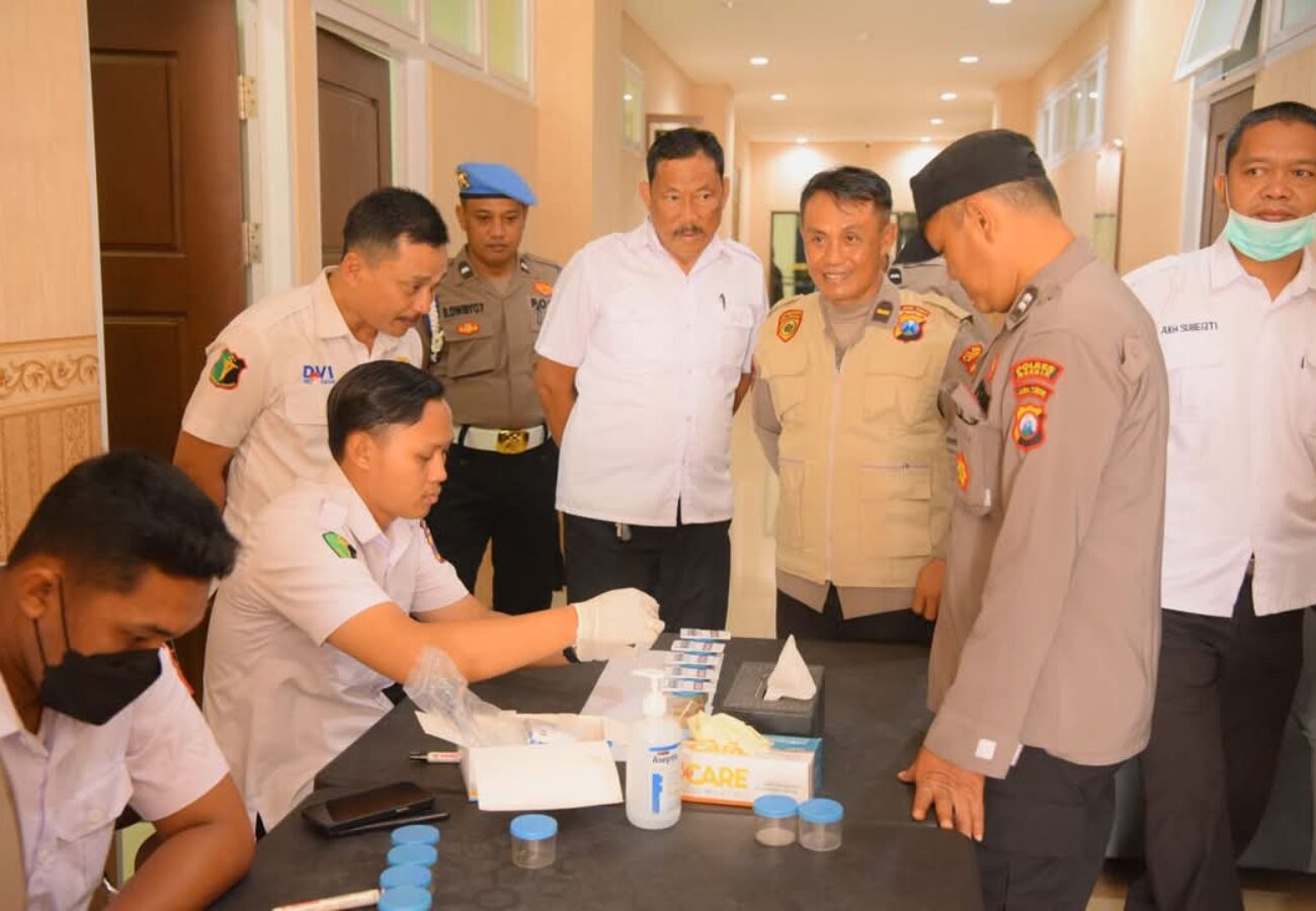 Usai Apel Pagi, Anggota Polres Gresik di Tes Urin Dadakan