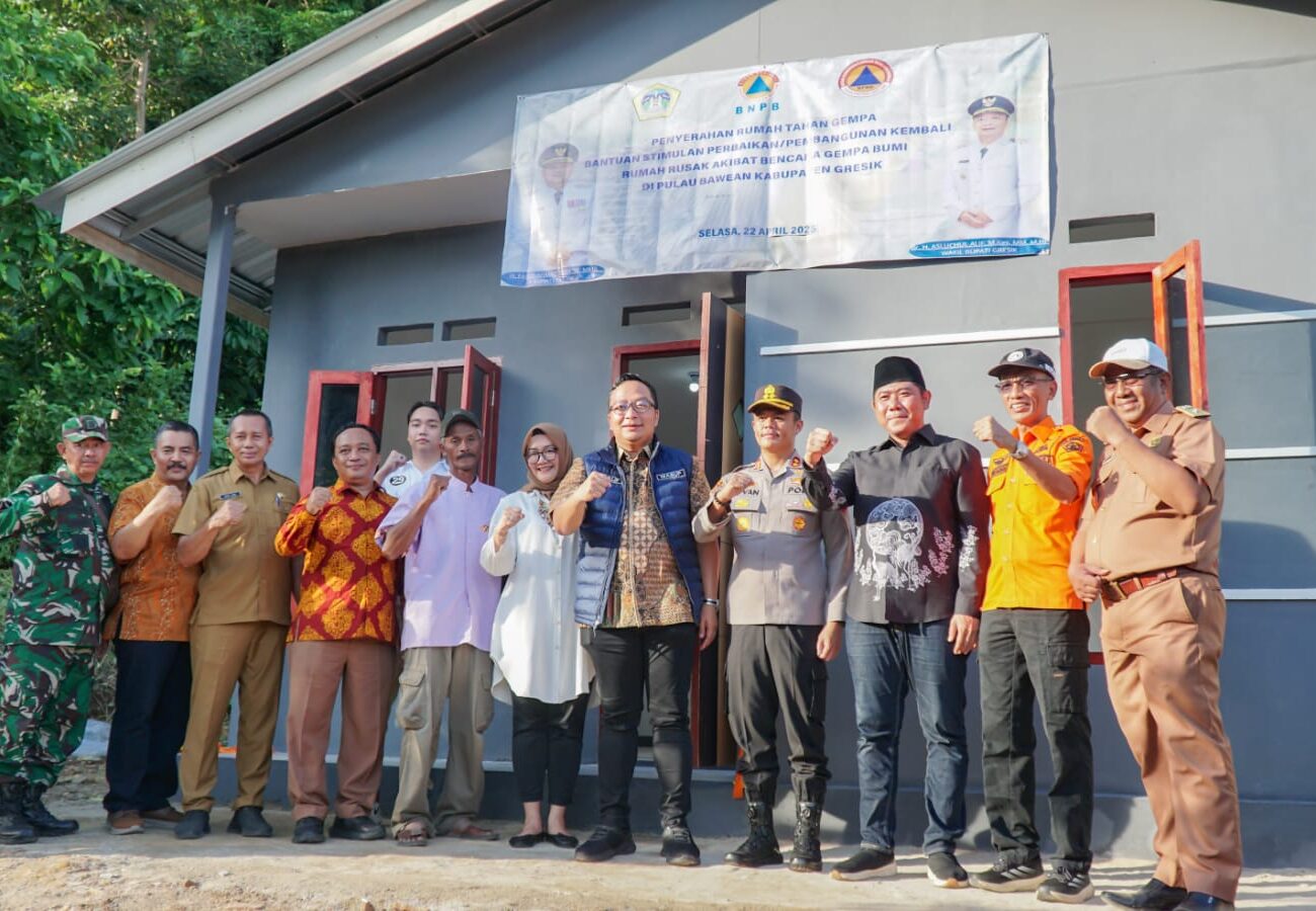 Wabup Gresik Serahkan Kunci Rumah Tahan Gempa bagi Warga Terdampak di Pulau Bawean