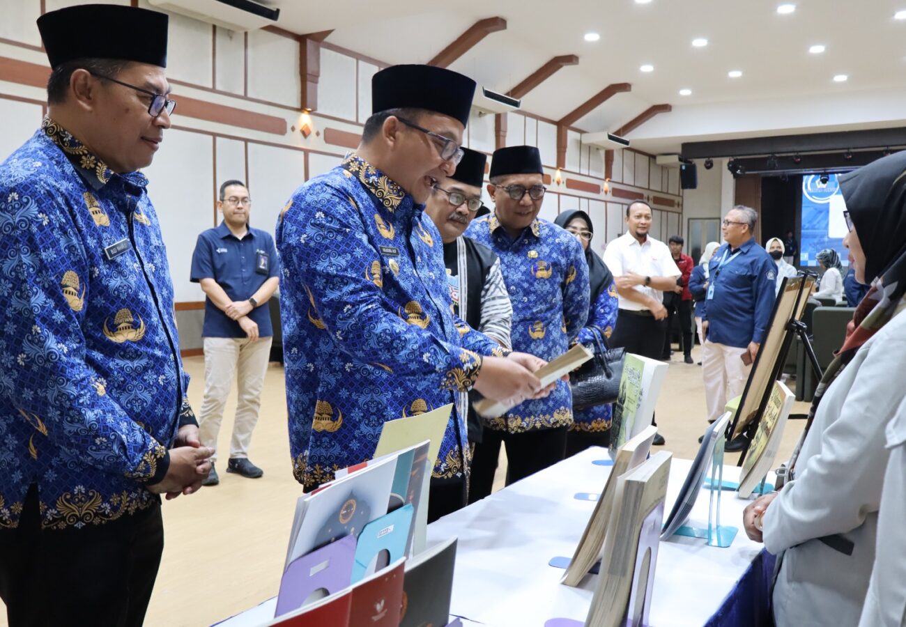 Gresik Peringati Hari Buku Nasional 2025, Plt. Bupati Alif Luncurkan RUBADIRA