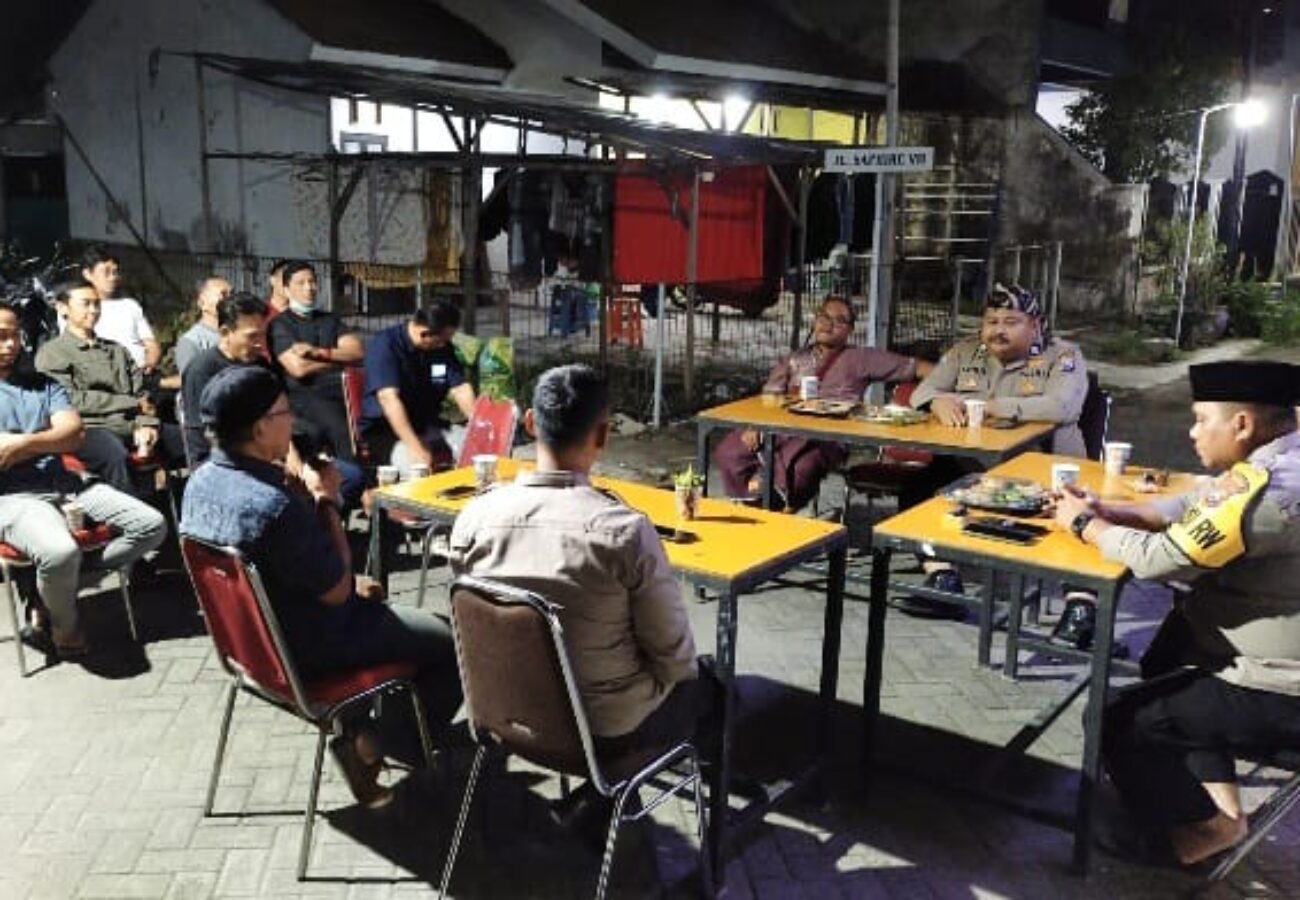 Blusukan Malam Malam, Satbinmas Polres Gresik Serap Aspirasi Warga Lewat Program Kopi Keliling