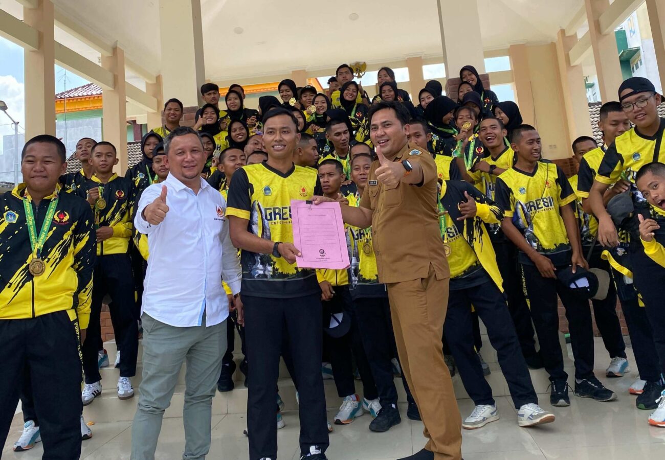52 Atlet Hoki Gresik Terima Bonus di Pendopo Kecamatan Menganti