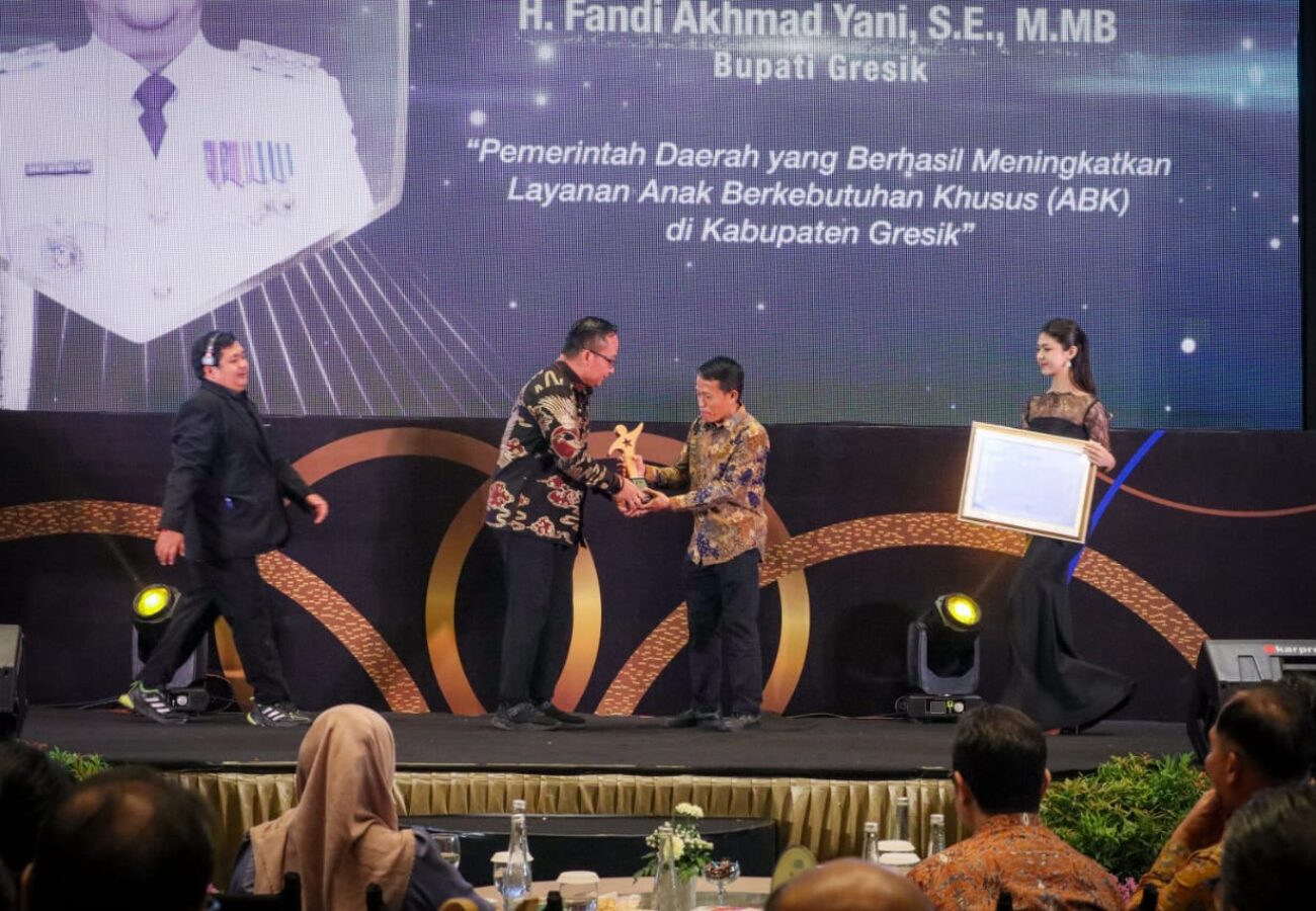 Bupati Gresik Raih Penghargaan Radar Surabaya Award 2025 atas Komitmen terhadap Layanan Inklusif untuk ABK