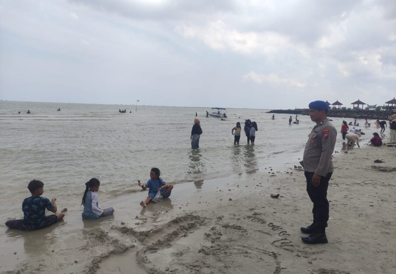 Pantai Dalegan Dipadati Wisatawan, Satpolair Polres Gresik Tingkatkan Pengamanan Nataru