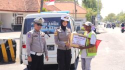 Polres Gresik Peduli Sesama, Satlantas Gelar Polantas Menyapa Salurkan Bantuan Sosial Bersama Taruna Akpol kepada Warga dan Panti Asuhan