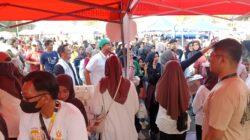 Ratusan Warga Penuh Suka Cita Antre 1000 Porsi MBG Gratis dari UMKM Gresik