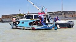 Meriahkan HUT RI, Polisi Air Pasang Bendera Merah Putih di Perahu Nelayan yang Melintasi Perairan Gresik